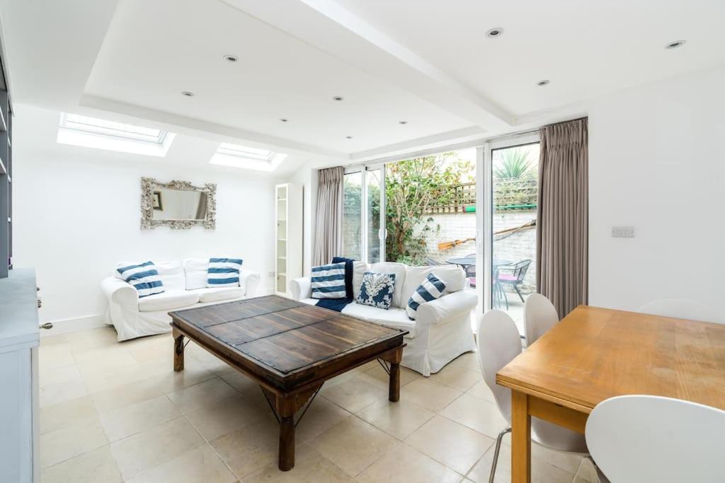 Spacious 2-bed Flat, Private Patio & Close To Park Apartment *