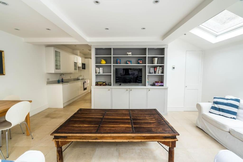 Apartment Spacious 2-bed Flat, Private Patio & Close To Park London