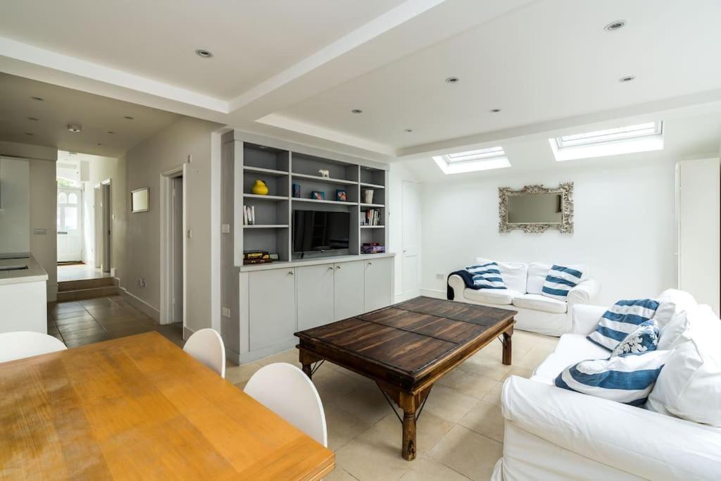 Spacious 2-bed Flat, Private Patio & Close To Park Apartment *