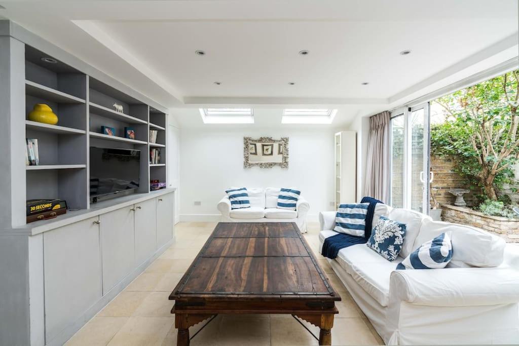 Spacious 2-bed Flat, Private Patio & Close To Park London