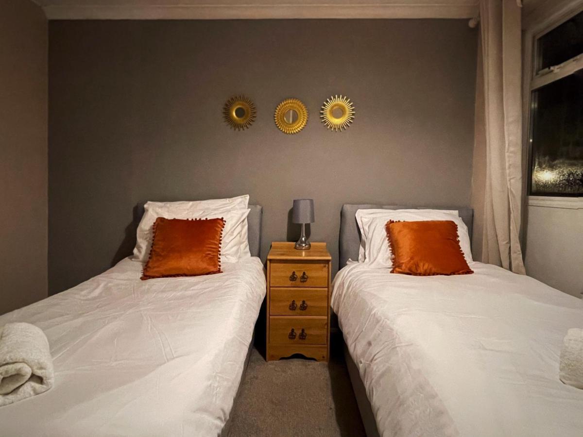 Vintage 3 Bedroom House Near Catford - 1 Double Bed, 3 Single Beds, Max 5 People * Londres