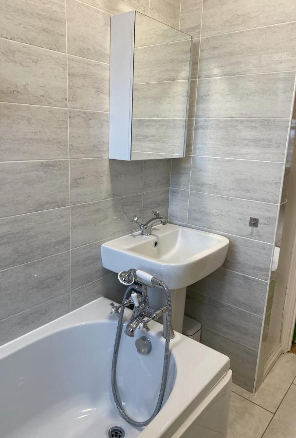 Spacious 1 Bedroom Flat In * Londen