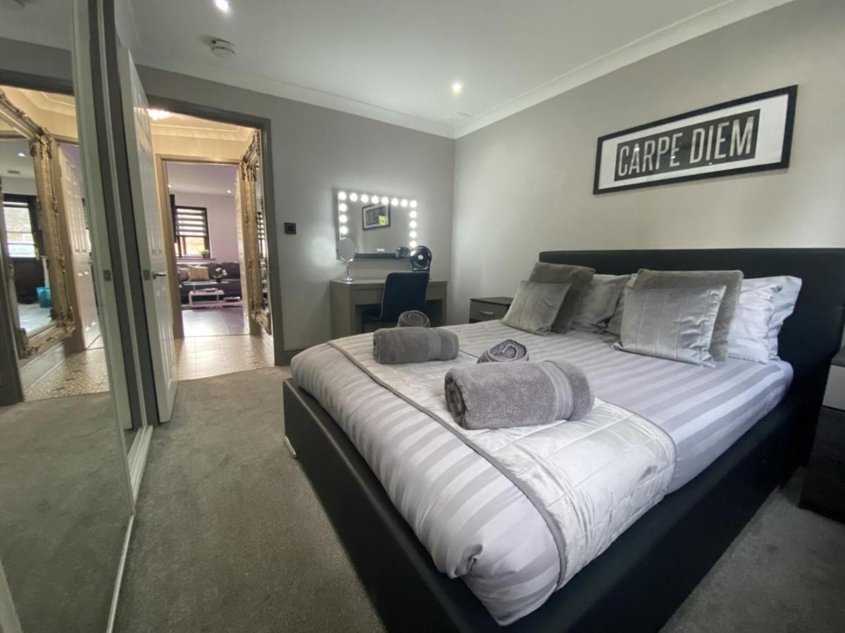 Modern Victoria Line Apartment: Trendy Living With Parking * London