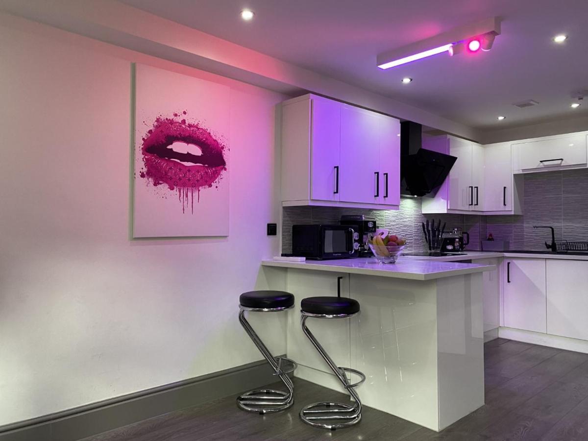 Apartment Modern Victoria Line Apartment: Trendy Living With Parking *