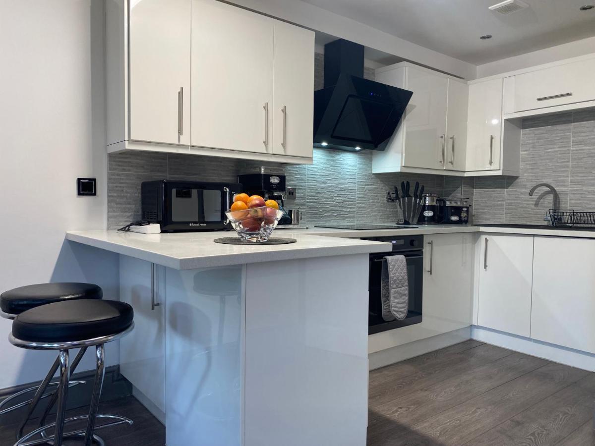 Modern Victoria Line Apartment: Trendy Living With Parking London