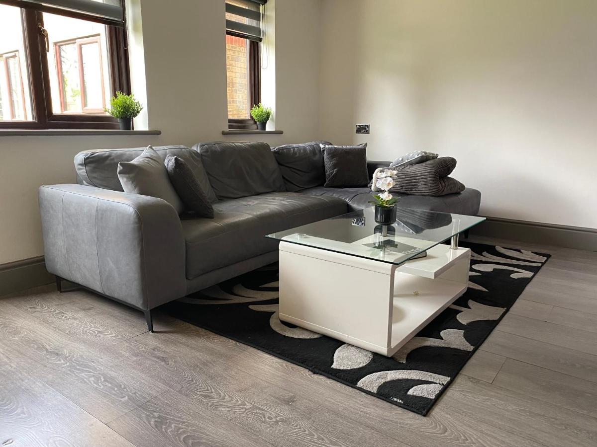 Apartment Modern Victoria Line Apartment: Trendy Living With Parking