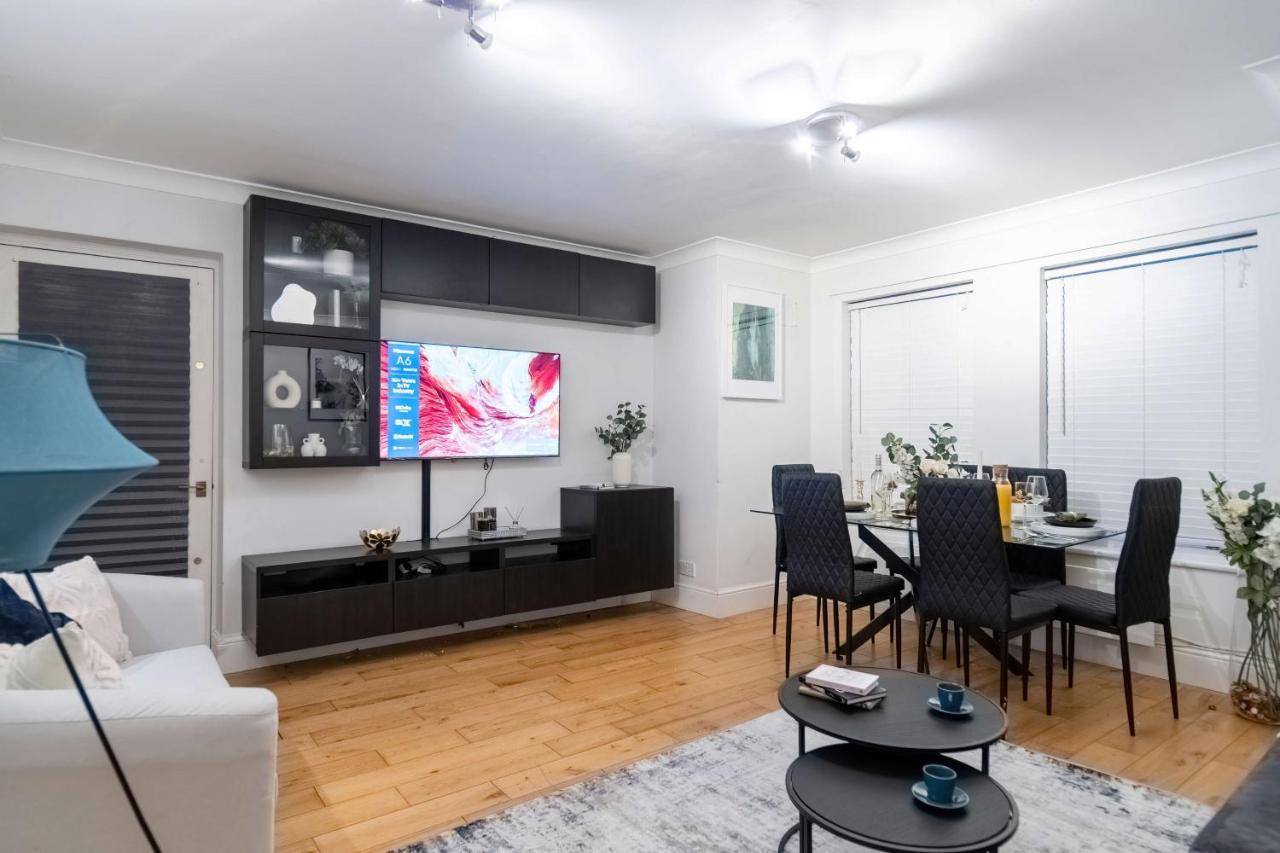 Chic Two Bed Garden Flat