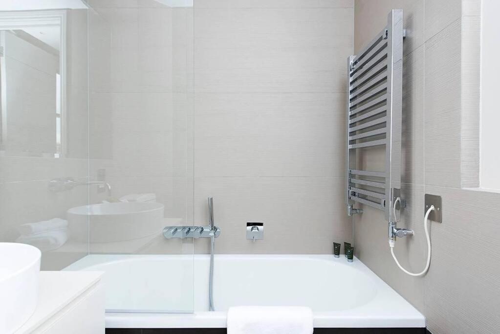 Apartamento Recently Redecorated Spacious And Modern 1br Flat In West