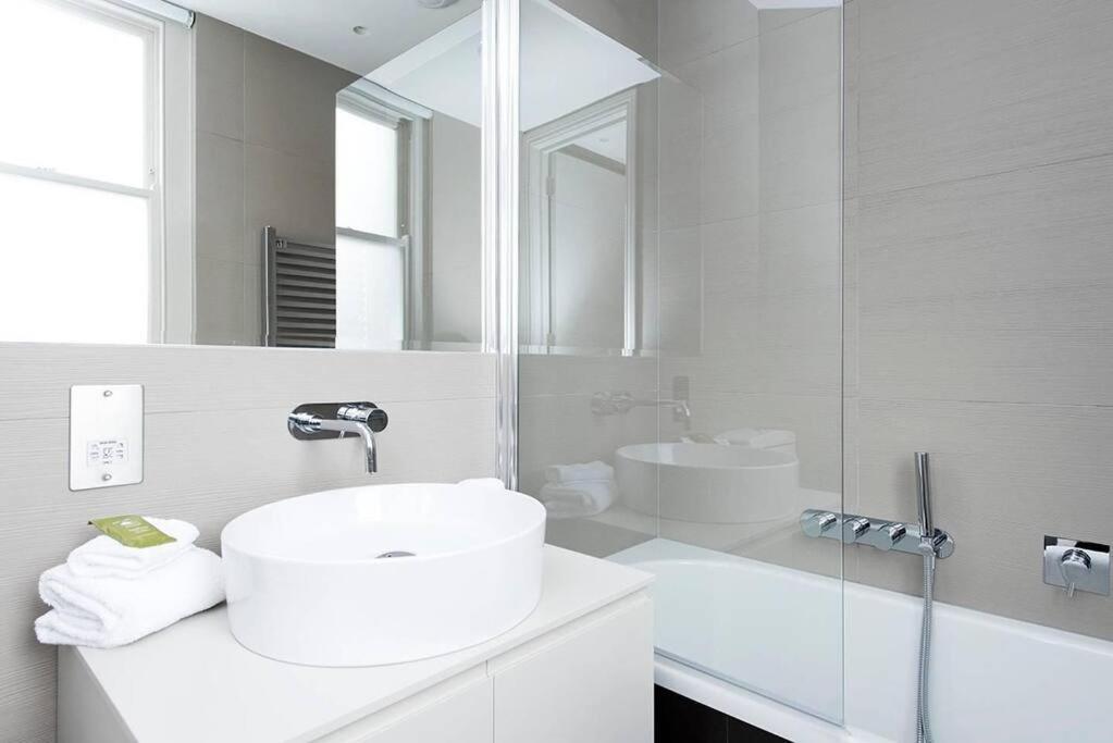 Recently Redecorated Spacious And Modern 1br Flat In West *
