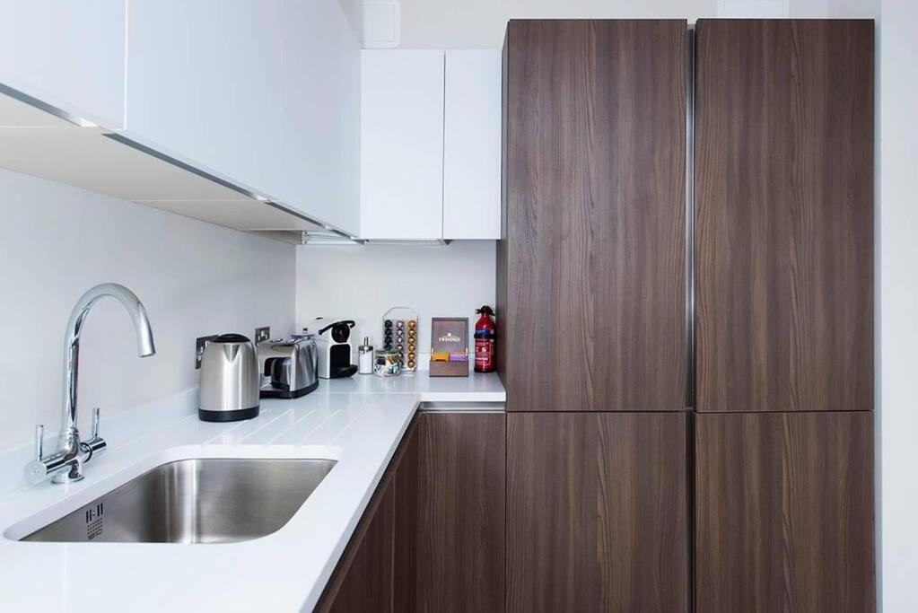 Apartamento Recently Redecorated Spacious And Modern 1br Flat In West