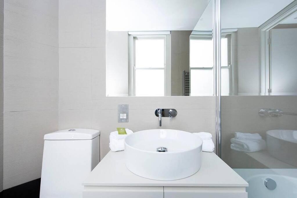 Recently Redecorated Spacious And Modern 1br Flat In West *