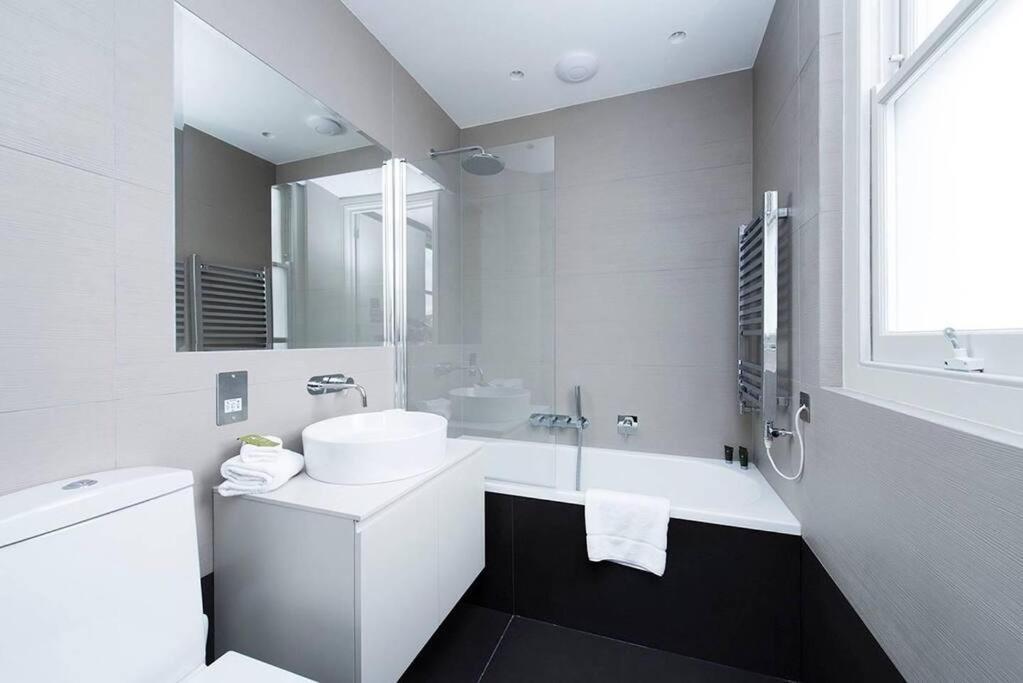 Apartamento Recently Redecorated Spacious And Modern 1br Flat In West *