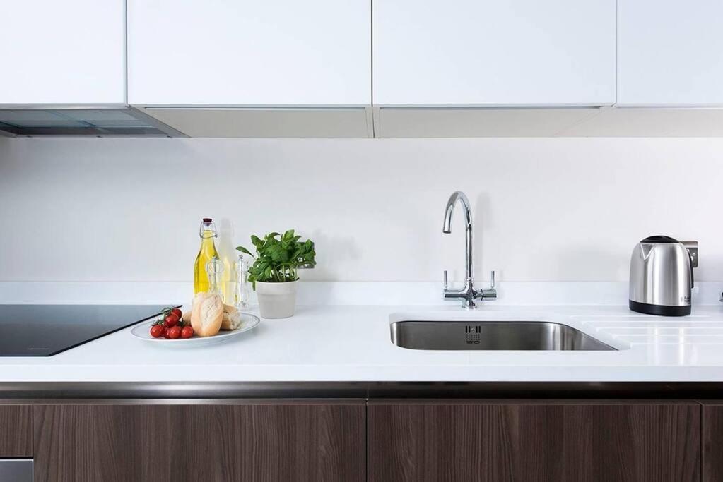 Recently Redecorated Spacious And Modern 1br Flat In West Apartamento