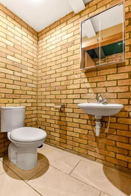Spacious 2 Bed Urban Jungle Flat, Apartamento *