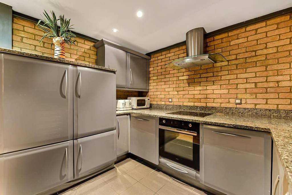 Spacious 2 Bed Urban Jungle Flat, Appartement Londres