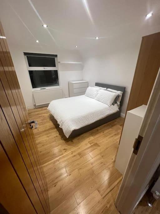 2 Bedroom In Hampdenrd Apartment *