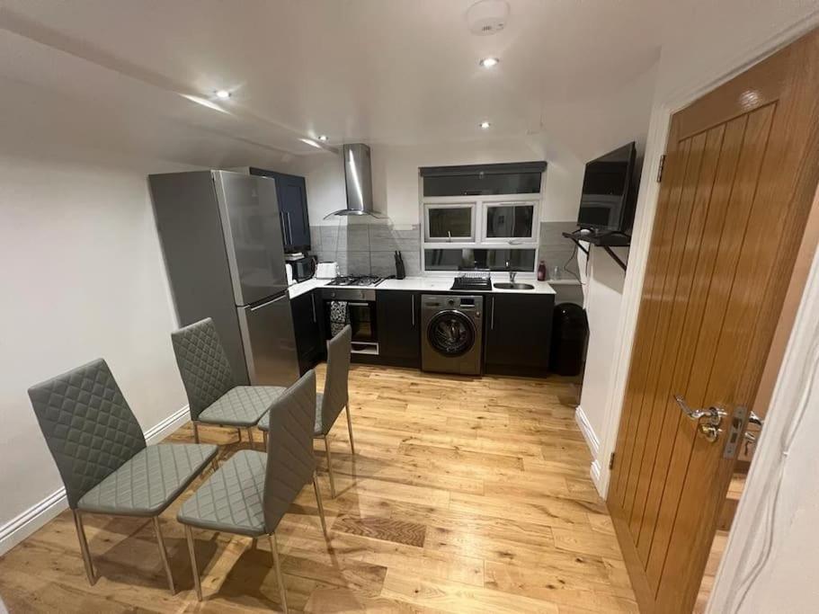 Apartment 2 Bedroom In Hampdenrd *