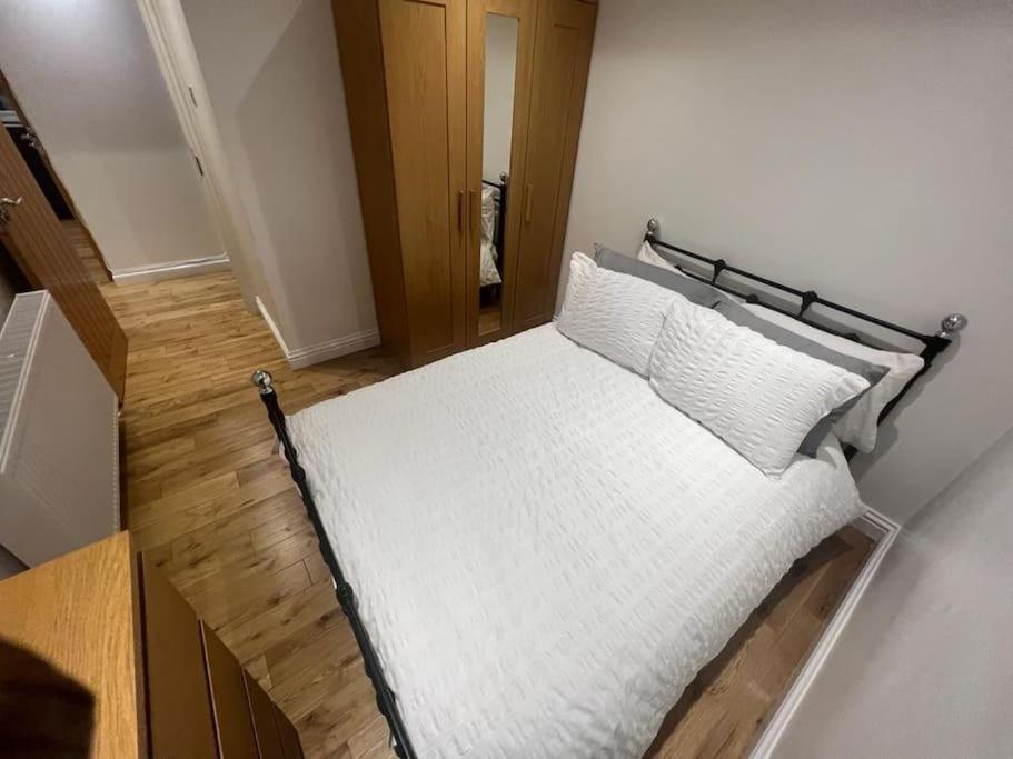 2 Bedroom In Hampdenrd Apartment