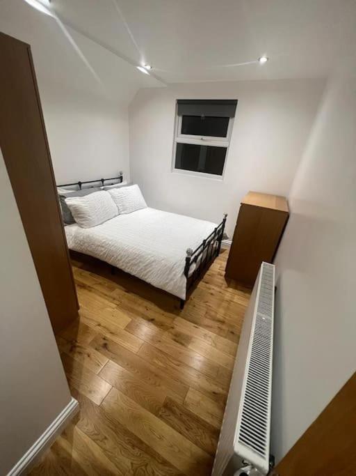 2 Bedroom In Hampdenrd Apartment *