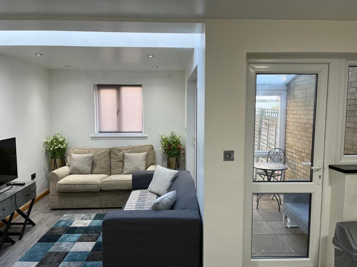 Three Bedroom House In Tooting By Star *