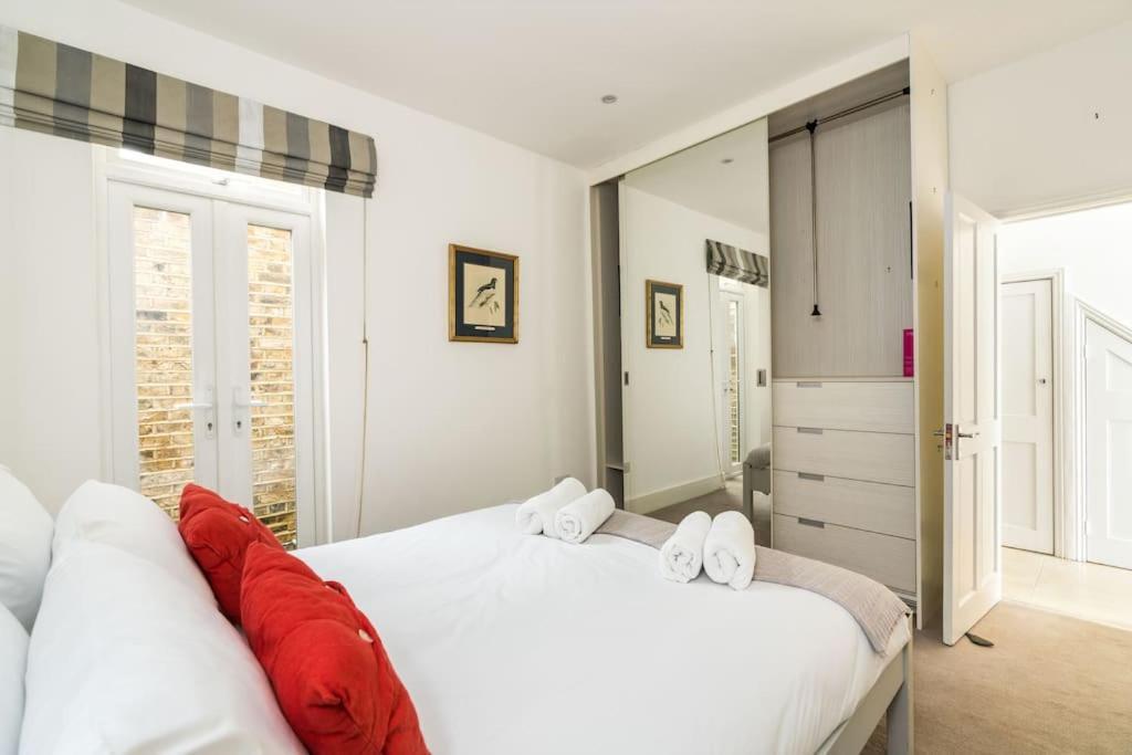 Apartment Spacious 2-bed Flat, Private Patio & Close To Park *