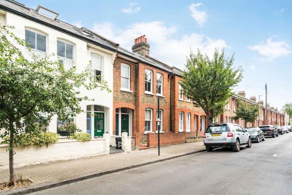 Apartment Spacious 2-bed Flat, Private Patio & Close To Park *