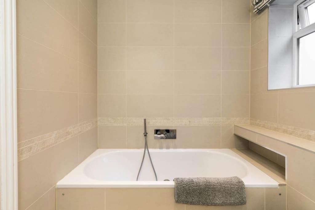 Spacious 2-bed Flat, Private Patio & Close To Park Apartment London
