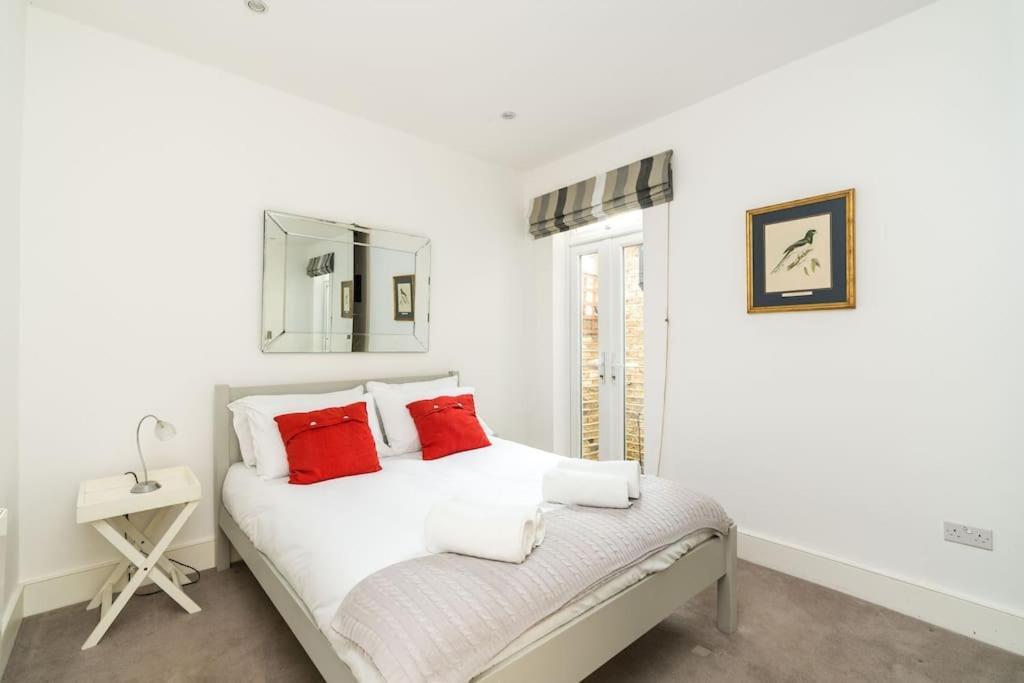 Spacious 2-bed Flat, Private Patio & Close To Park *