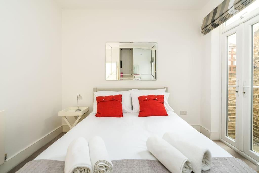 Spacious 2-bed Flat, Private Patio & Close To Park * London