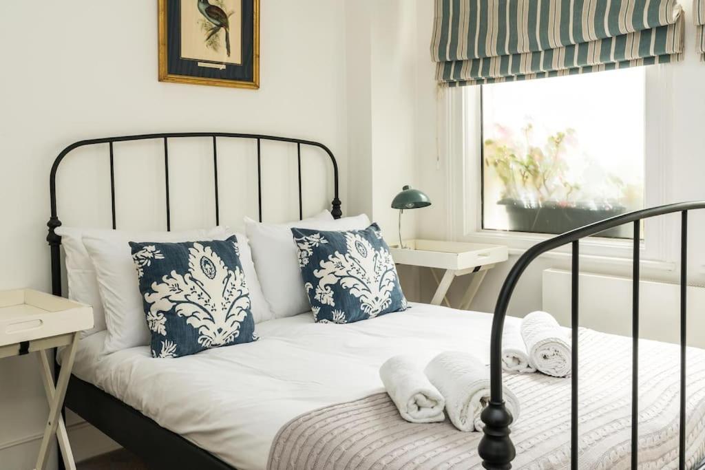 Spacious 2-bed Flat, Private Patio & Close To Park *