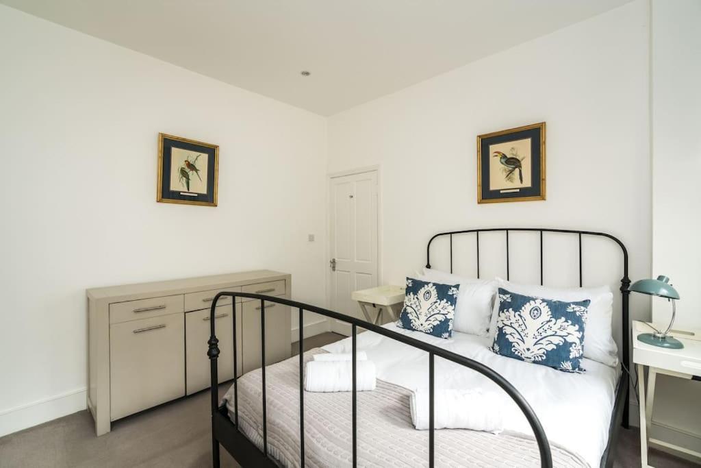 Apartment Spacious 2-bed Flat, Private Patio & Close To Park