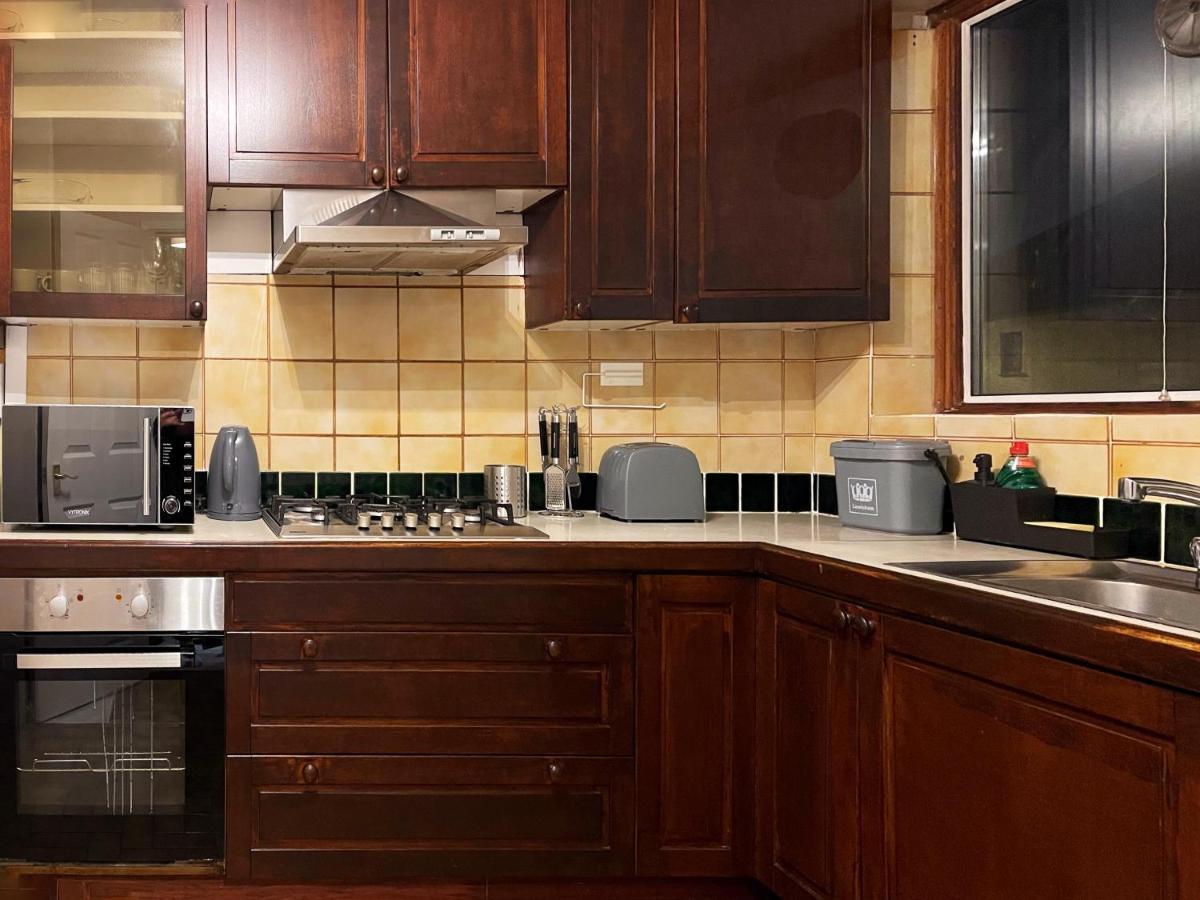 Vintage 3 Bedroom House Near Catford - 1 Double Bed, 3 Single Beds, Max 5 People Londres