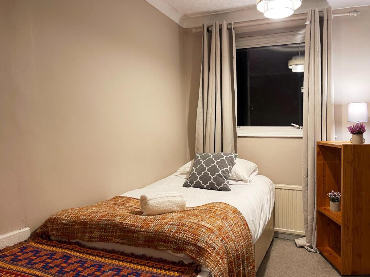 Apartamento Vintage 3 Bedroom House Near Catford - 1 Double Bed, 3 Single Beds, Max 5 People