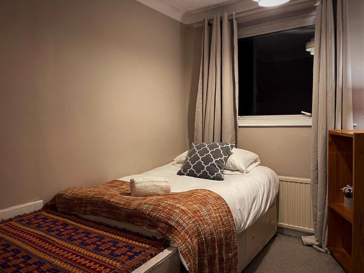 Apartamento Vintage 3 Bedroom House Near Catford - 1 Double Bed, 3 Single Beds, Max 5 People Londres