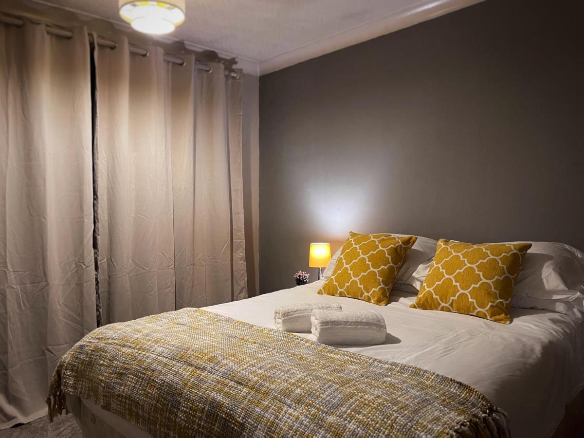 Apartment Vintage 3 Bedroom House Near Catford - 1 Double Bed, 3 Single Beds, Max 5 People London
