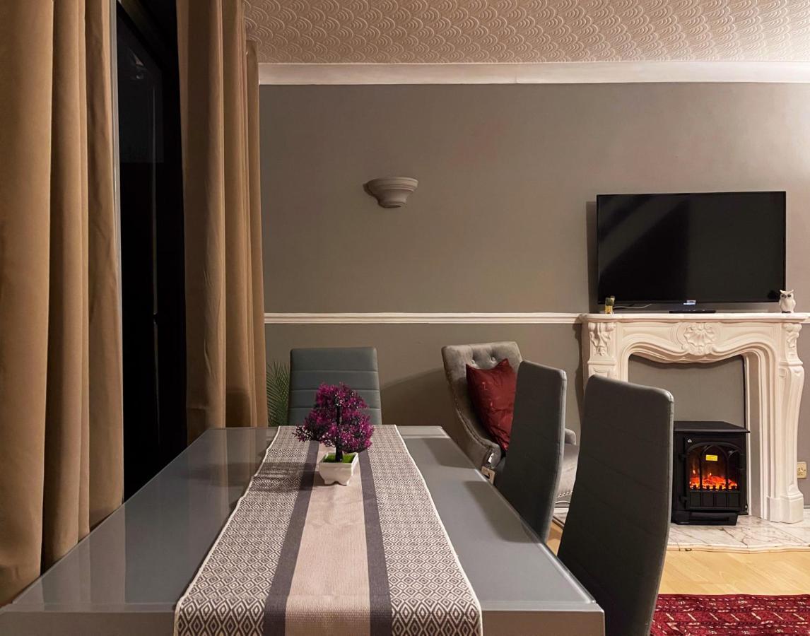Apartment Vintage 3 Bedroom House Near Catford - 1 Double Bed, 3 Single Beds, Max 5 People *