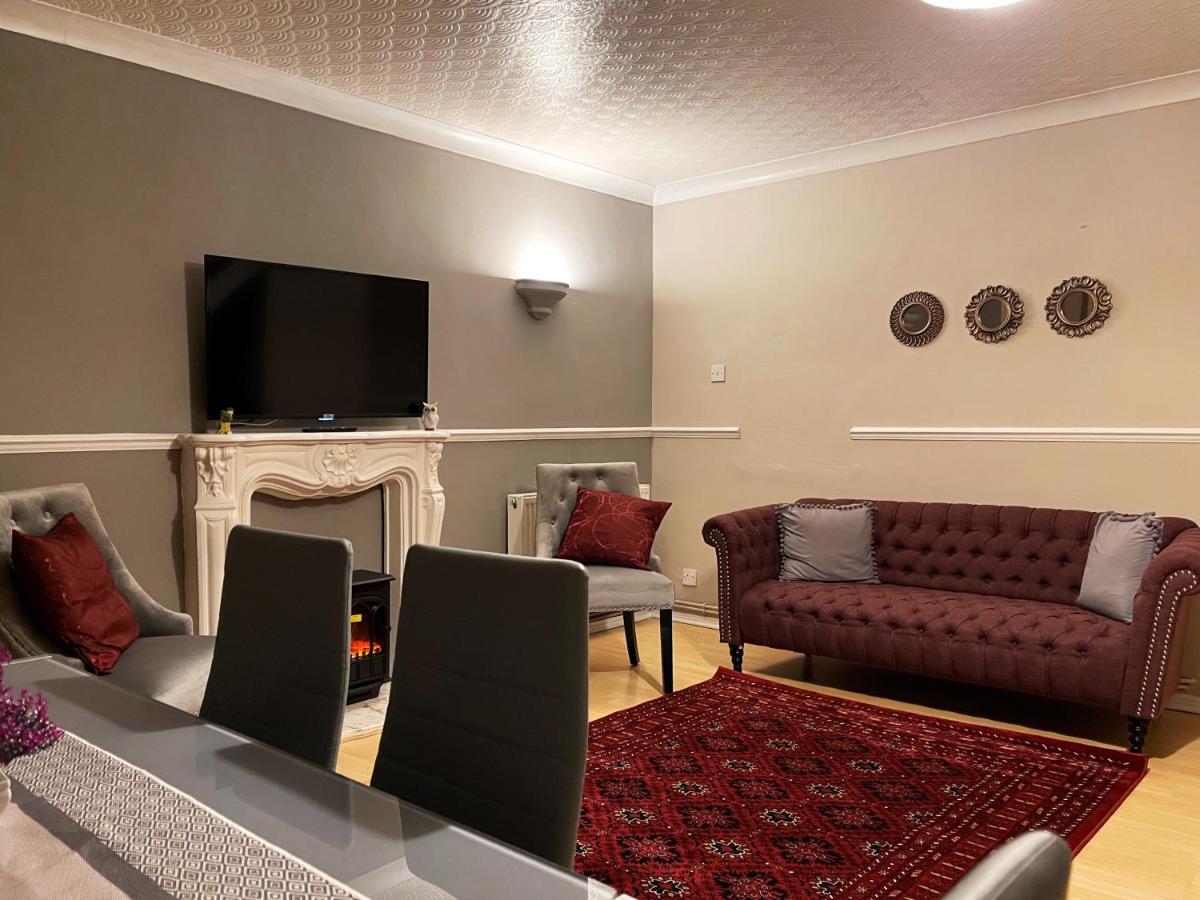 Vintage 3 Bedroom House Near Catford - 1 Double Bed, 3 Single Beds, Max 5 People Apartment *