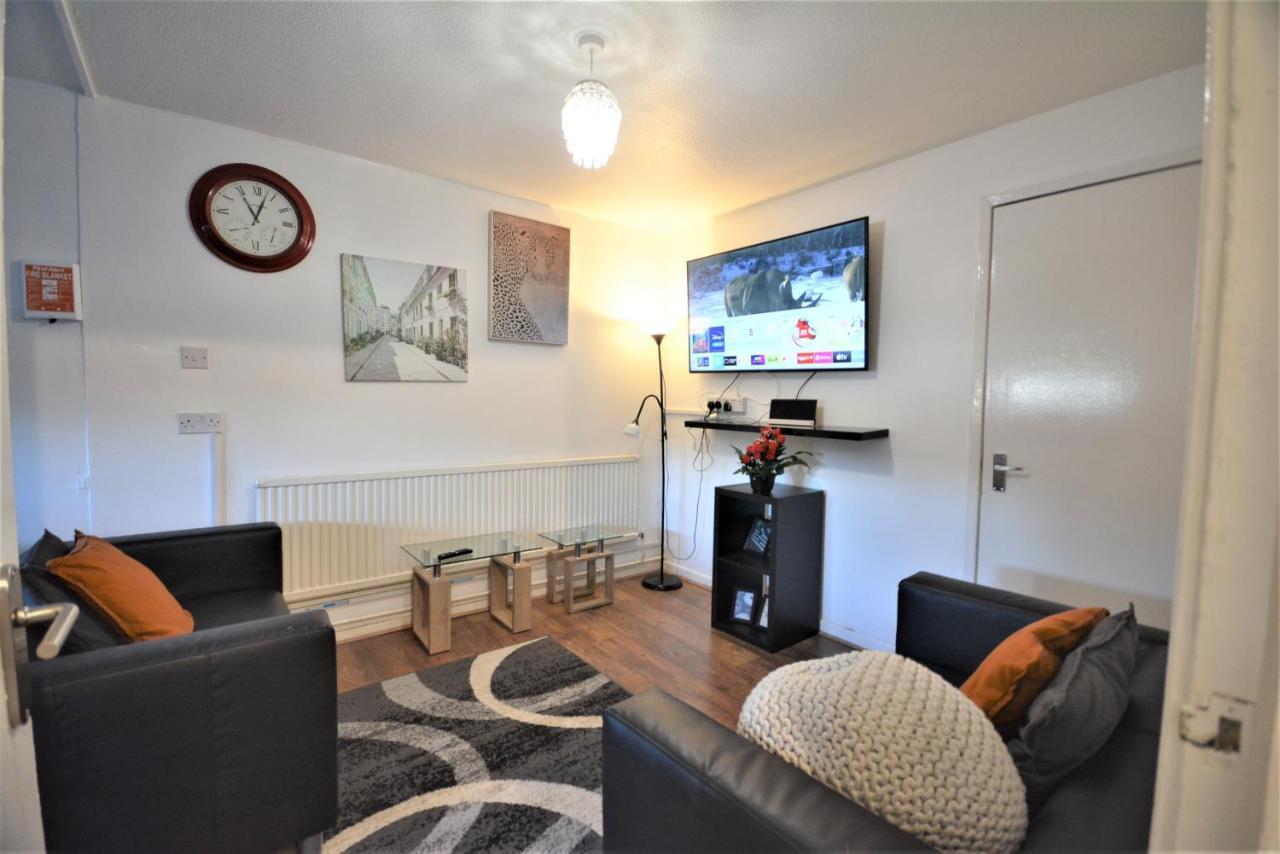 2 Bedroom Near Excel Exhibition Centre Apartment *