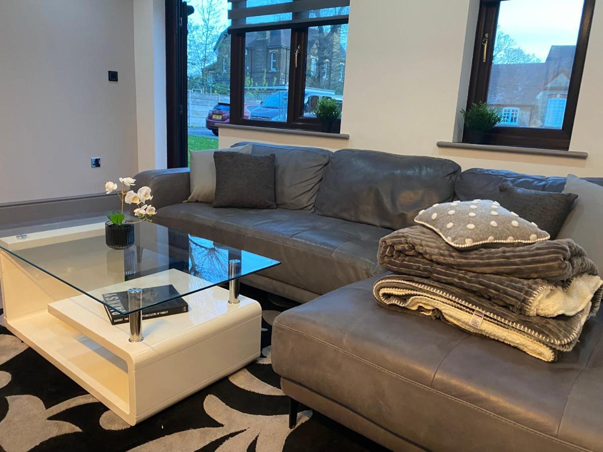 Modern Victoria Line Apartment: Trendy Living With Parking Apartment