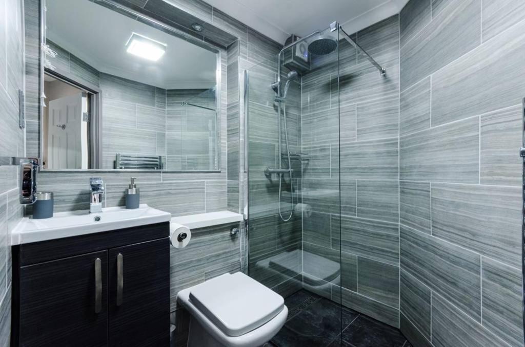 Modern Victoria Line Apartment: Trendy Living With Parking Apartment London