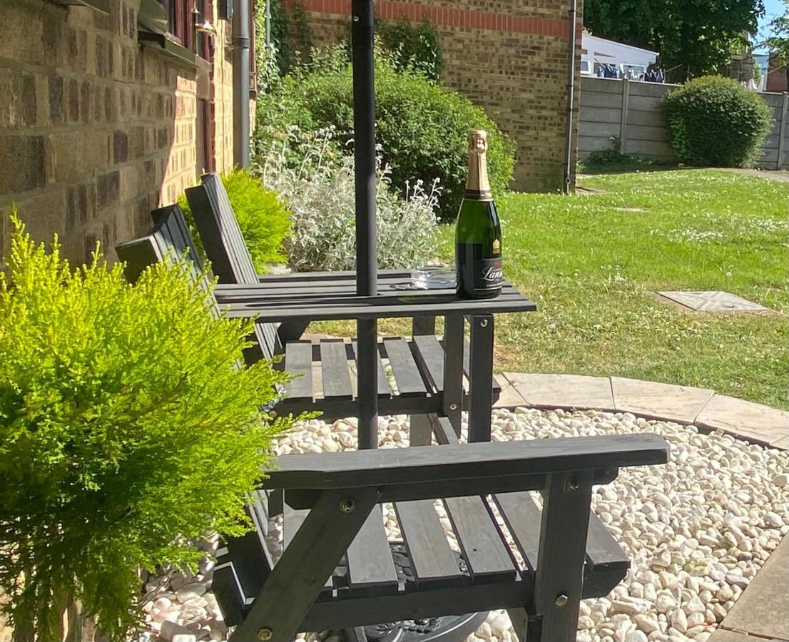 Appartement Modern Spacious 1 Bed With Free Parking In Trendy Inner Suburb 15 Mins Walk To Victoria Line Underground Then 20 Mins To Oxford Street 