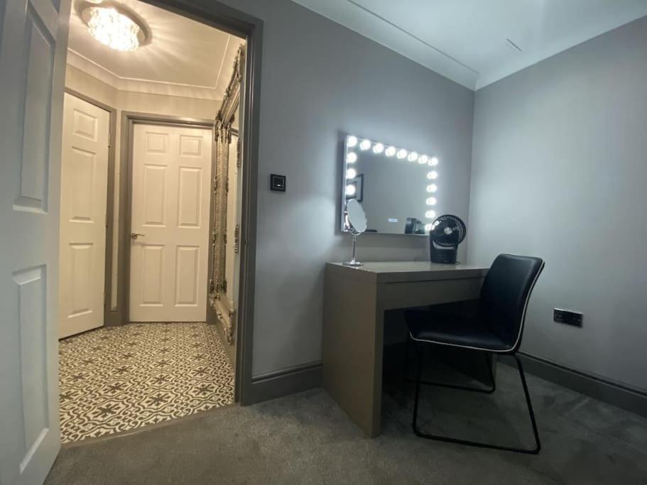 Modern Victoria Line Apartment: Trendy Living With Parking * London