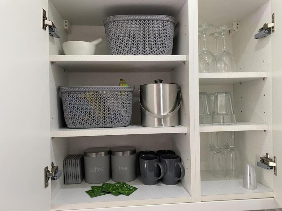 Modern Victoria Line Apartment: Trendy Living With Parking *
