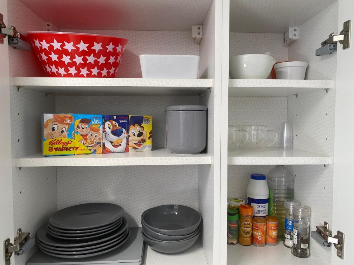 Modern Victoria Line Apartment: Trendy Living With Parking *