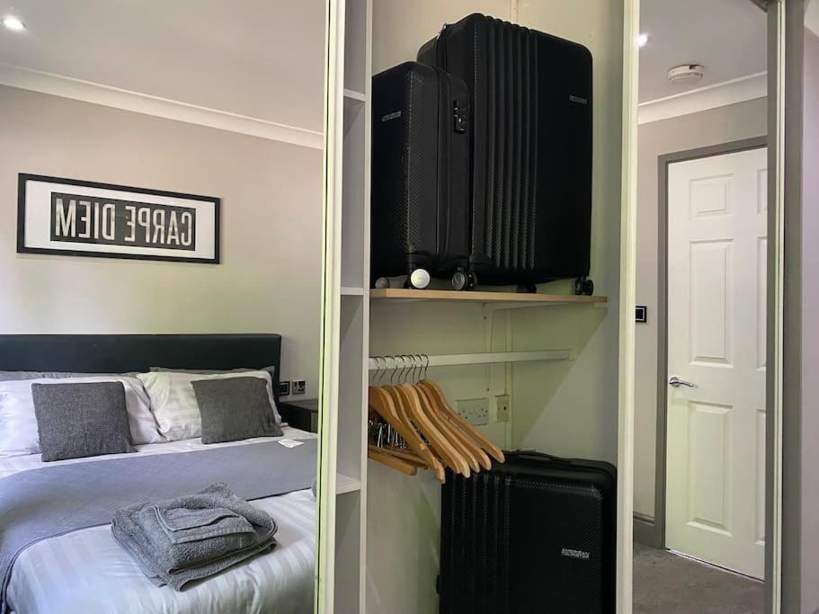 Modern Victoria Line Apartment: Trendy Living With Parking