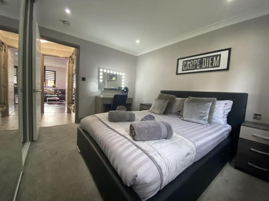 Modern Victoria Line Apartment: Trendy Living With Parking Apartment