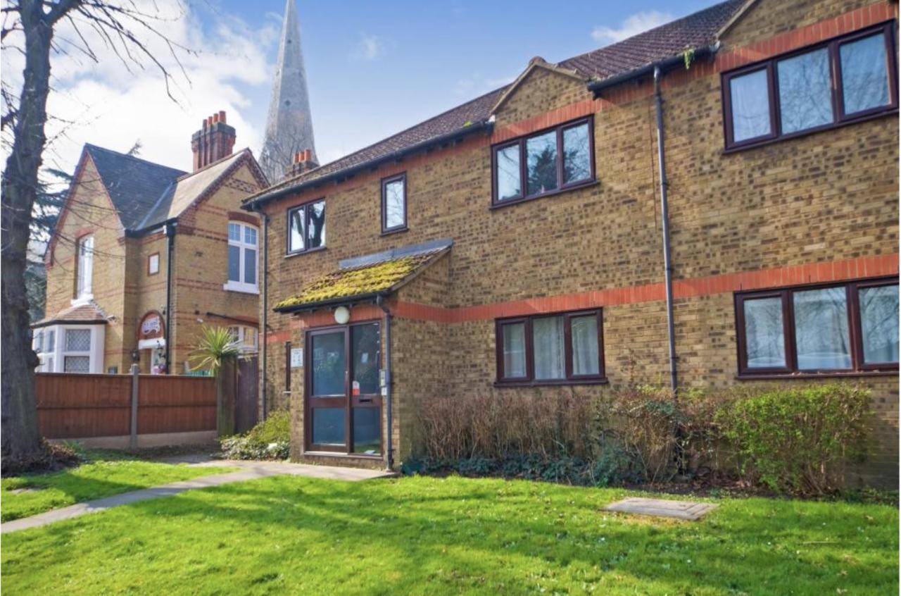Modern Victoria Line Apartment: Trendy Living With Parking Apartment *