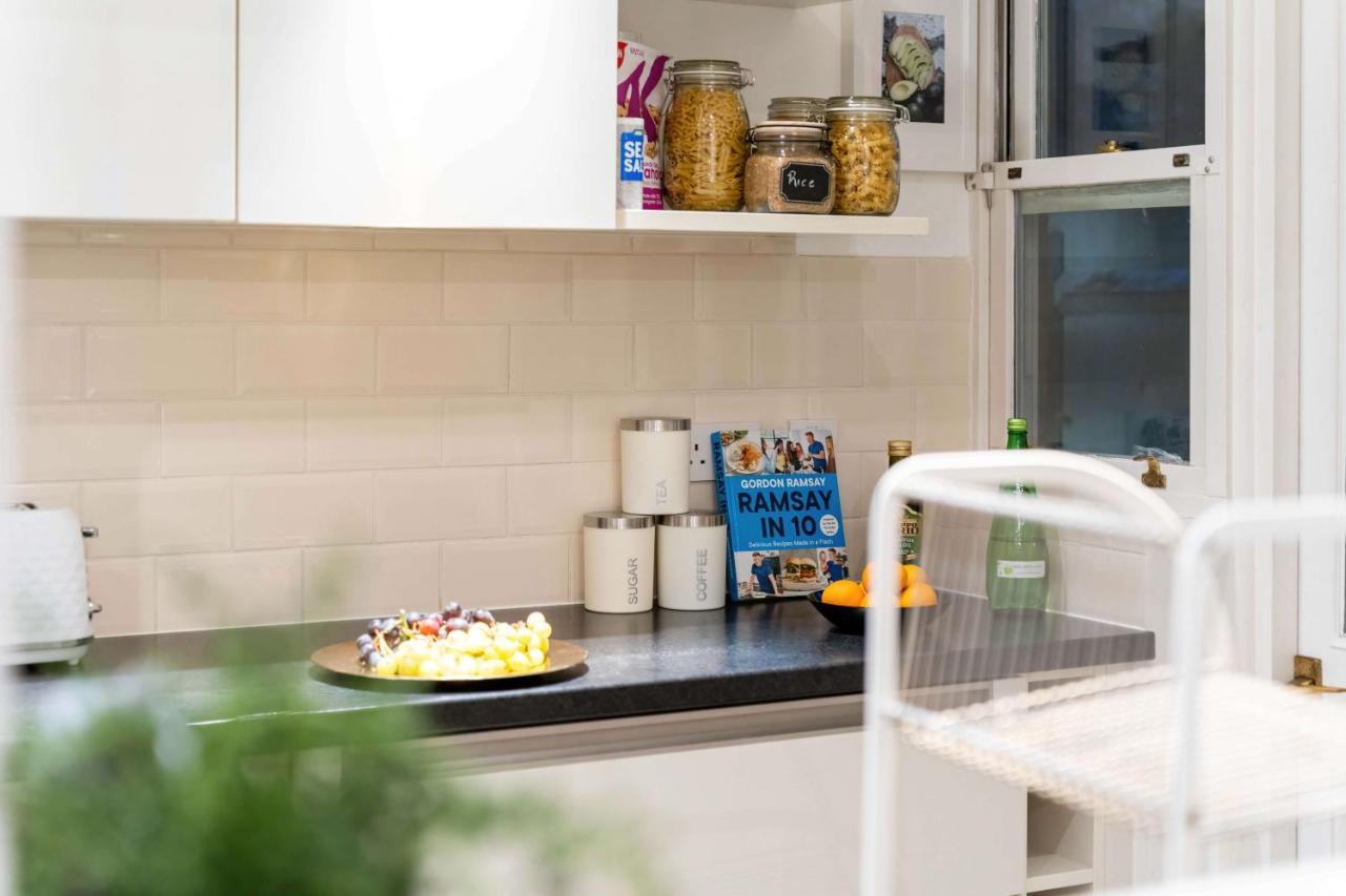 Chic Two Bed Garden Flat