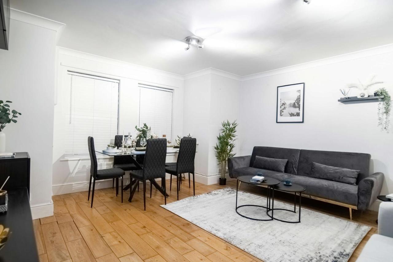 Chic Two Bed Garden Flat London