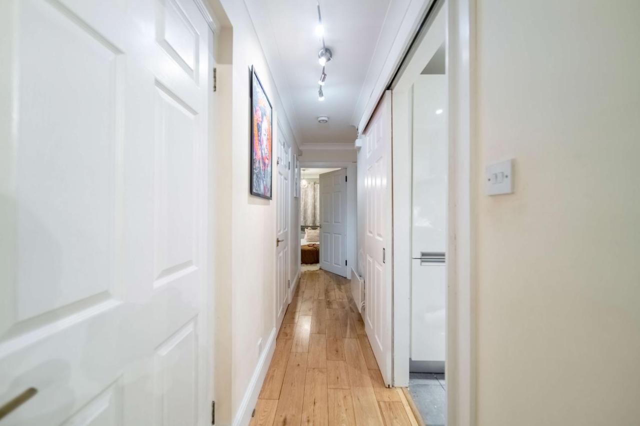 Chic Two Bed Garden Flat *